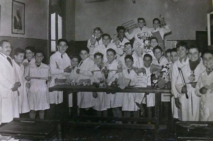 Construcción  de juguetes en la escuela N° 26 C.E. 16°.
  Archivo  Dr. Láinez.  Caja 16. Biblioteca Bernasconi.  Capital Federal.