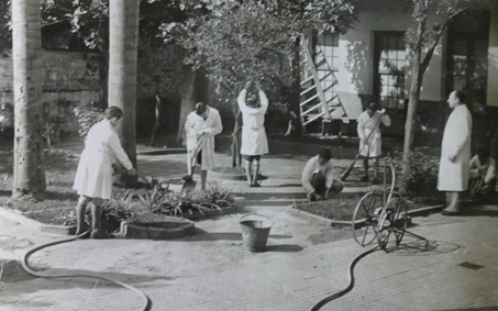 Niños  del Club de Jardineros de la escuela N° 26 C.E. 16°.
  Archivo Dr.  Láinez.  Caja 16. Biblioteca Bernasconi.  Capital Federal